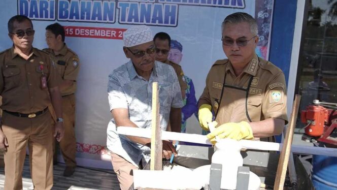 
 Buka Bimtek Pembuatan Manik dan Keramik, Bupati Harap Kualitas Produk Mampu Bersaing Hingga Ke Luar Daerah