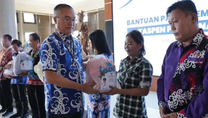 
 Bupati Malinau Menyerahkan Bantuan Sembako Gratis Melalui Momen Natal 2024 dari PT Taspen