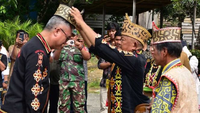 
 Bupati Serahkan SK Hukum Adat Dayak Tenggalan, Dorong Pembangunan Lokal dan Kearifan Budaya