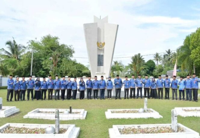 
 Peringatan HUT ke-53 KORPRI, Bupati Asmin Laura Ziarah ke Makam Pahlawan Jaya Sakti Nunukan