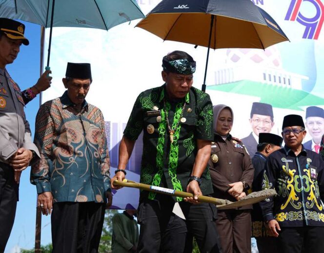 
 Gubernur Zainal Letakkan Batu Pertama Pembangunan Masjid Ar-Rahman