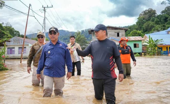 
 Wabup Tinjau Kondisi Banjir di Desa Paking dan Musibah Kebakaran di Desa Kuala Lapang