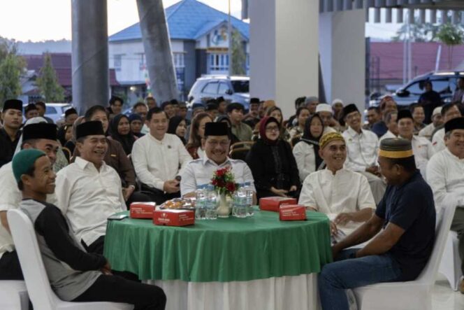 
 Buka Puasa Bersama: Gubernur dan Wagub Bagikan 682 Paket Sembako ke Masyarakat