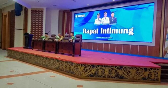 
 Bupati Wempi Sampaikan Arahan Presiden dalam Rapat Intimung