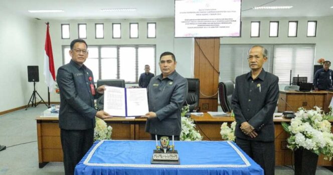 
 Plh Sekda Jon Ifung Terima Rekomendasi DPRD Malinau atas LHP BPK RI