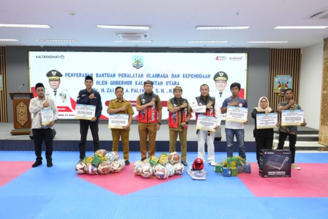 
 Serahkan Bantuan Peralatan Olahraga, Gubernur Zainal Dorong Pemuda Semangat Berprestasi