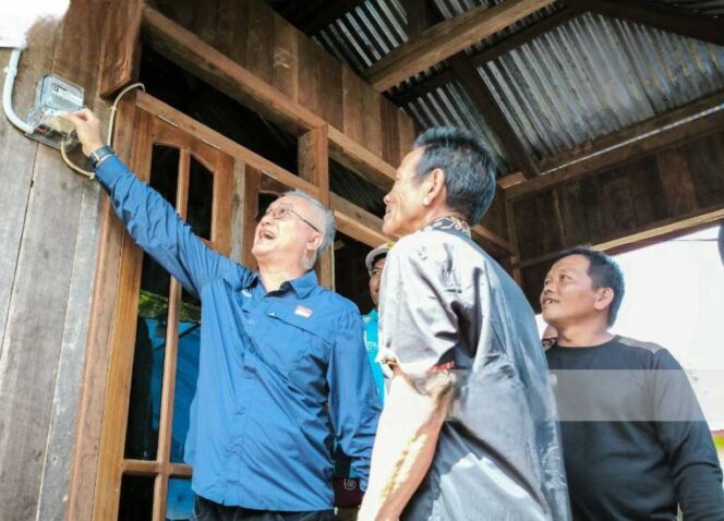 
 Bupati Wempi Resmikan Pengaktifan Jaringan Listrik Pemukiman Baru Desa Kelapis
