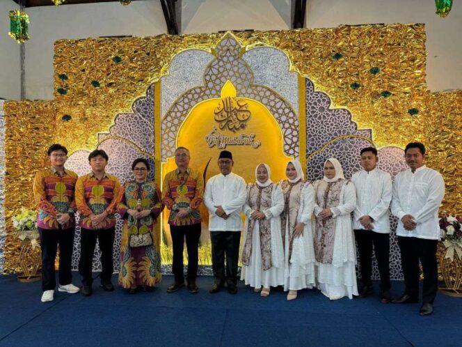 
 Rayakan Idul Fitri 1446 H, Bupati Silaturahmi Ke Rumah Pejabat Muslim Malinau hingga Provinsi