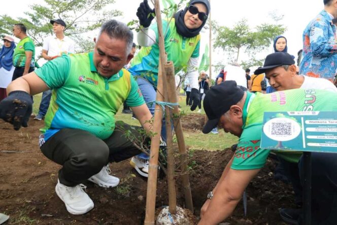 
 Wali Kota Didampingi Ketua Dekranasda Kota Tarakan Hadiri Penanaman Pohon Munas VII APEKSI Tahun 2025