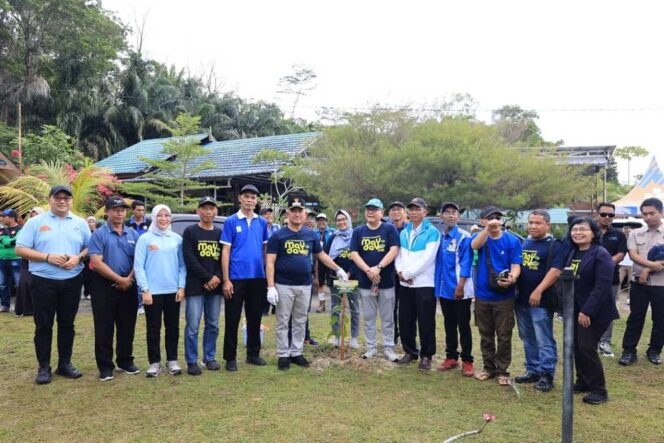 
 Wali Kota Hadiri Kegiatan Penanaman Pohon dalam Rangka Peringatan Hari Buruh Internasional