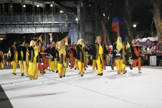 
 Wali Kota Tarakan bersama Istri Berpartisipasi dalam Karnaval Budaya Apeksi Ke-VII