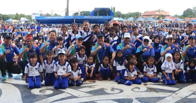 
 Bupati Wempi Menghadiri Acara Senam Bersama Sekaligus Membuka Festival dalam Rangka Hari Pendidikan Nasional