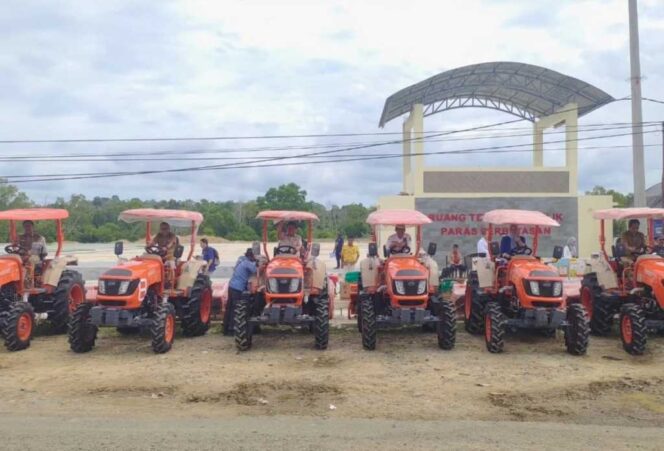 
 Hadiri Penyerahan Bantuan Alsintan, Wakil Bupati Nunukan Berpesan Agar Dapat Dimanfaatkan  Serta Dirawat Dengan Baik