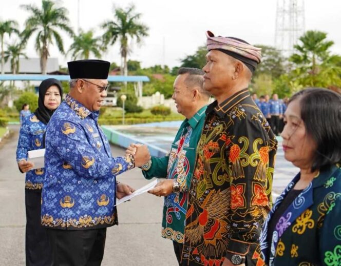 
 Wabup Pimpin Apel Korpri, Serahkan SK Pensiun dan Ajak ASN Tingkatkan Kinerja