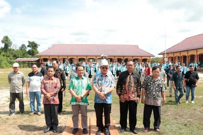 
 Wagub Ingkong Ala Letakkan Batu Pertama Pembangunan Gedung Serbaguna SMTK Long Bia