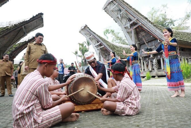 
 Jelajahi Desa Kete’ Kesu Toraja Utara, Gubernur Harapkan Dapat Menjadi Motivasi untuk Kembangkan Potensi Wisata di Kaltara