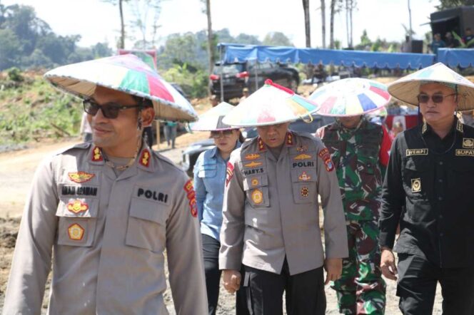
 Kapolda Kaltara dan Kapolres Malinau Tanam Jagung 1 Juta Hektar di Malinau Barat