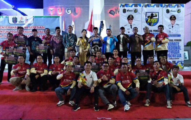 
 Tutup Festival Pemuda 2025, Bupati Irwan Sabri Menyerahkan Bonus kepada Pegiat Peraih Medali pada Fornas VIII 2025