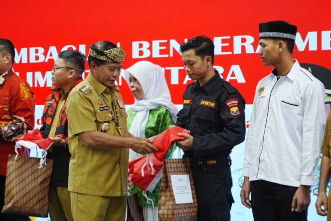 
 Gubernur Ajak Masyarakat Kibarkan Bendera Merah Putih Semarakkan HUT RI ke-80