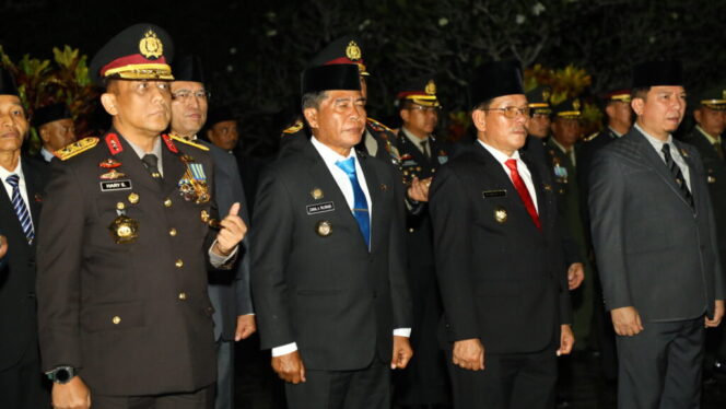 
 Gubernur dan Wagub Beri Penghormatan Pada Apel Kehormatan dan Renungan Suci di TMP Telabang Bangsa