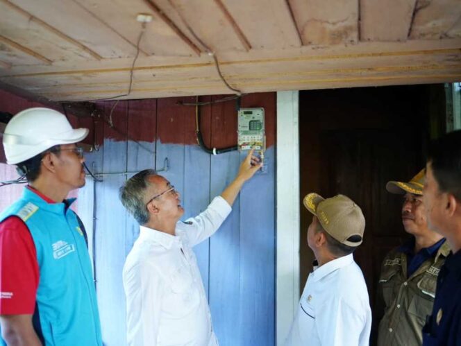 
 Peningkatan Infrastruktur, Bupati Wempi Resmikan Jaringan Listrik di Kecamatan Mentarang