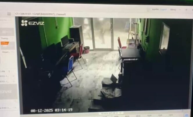 
 CCTV yang merekam aksi pengerusakan kantor media Koran Kaltara di Tanjung Selor.