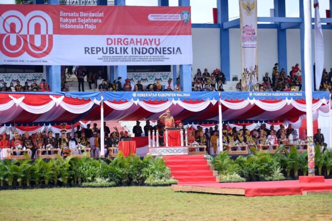 
 Sukses Kibarkan Merah Putih, Bupati Wempi Hadir Sebagai Inspetur Upacara Pada HUT RI ke-80 Tahun 2025