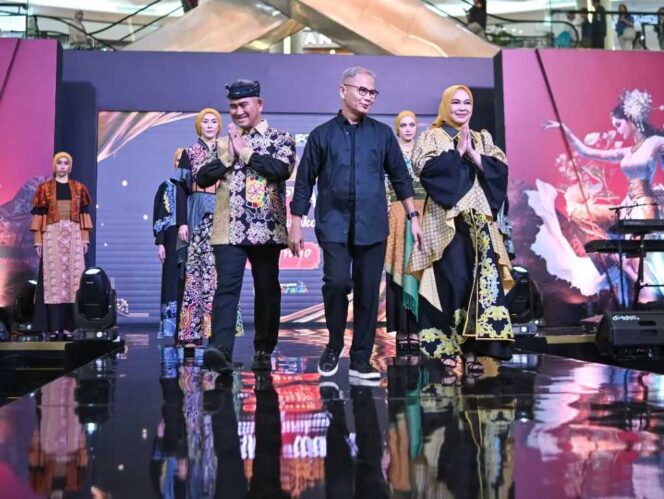 
 Wali Kota Tarakan dan Istri Tampilkan Pesona Wastra Tarakan di Parade Wastra Nusantara 2025