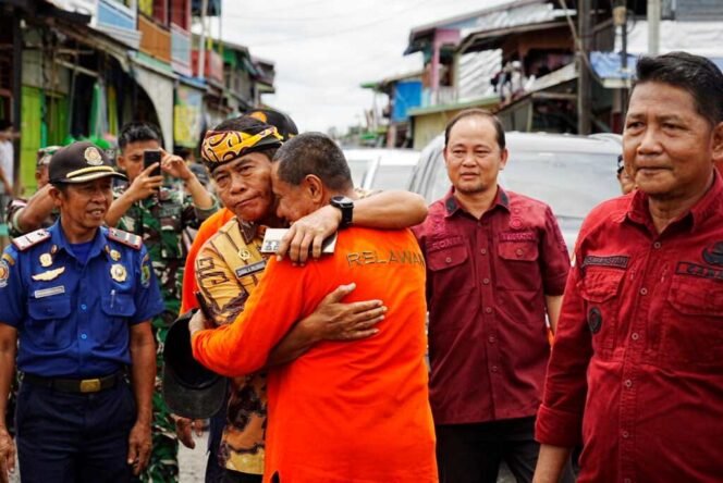 
 Gubernur Serahkan Bantuan Sosial Kebakaran di Desa Mansalong Nunukan