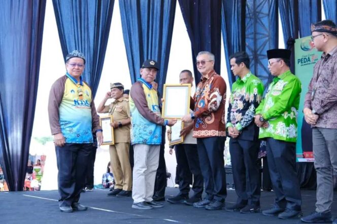 
 Bupati Malinau Terima Tanda Kehormatan Adhi Bhakti Tani Nelayan