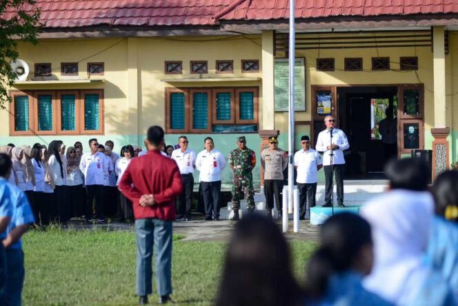 
 Hadir Sebagai Inspektur Upacara, Bupati Wempi Ajak Seluruh Pelajar Malinau Tetap Fokus Meraih Masa Depan