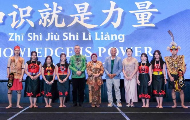 
 Dahlan Iskan Puji Bupati Wempi: Program Desa Sarjana Unggul Itu Luar Biasa