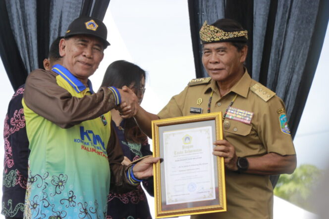 
 Sukses Tingkatkan Pertanian dan Perikanan, Gubernur Terima Tanda Kehormatan Adhi Bhakti Tani Nelayan