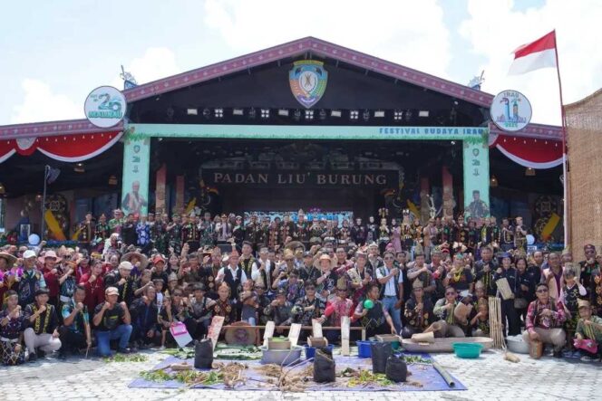 
 Bupati Apresiasi Festival Budaya Dayak Tenggalan Tampilkan Atraksi Budaya dalam Upaya Pelestarian Warisan Leluhur di IRAU ke-11 HUT-26 Kabupaten Malinau