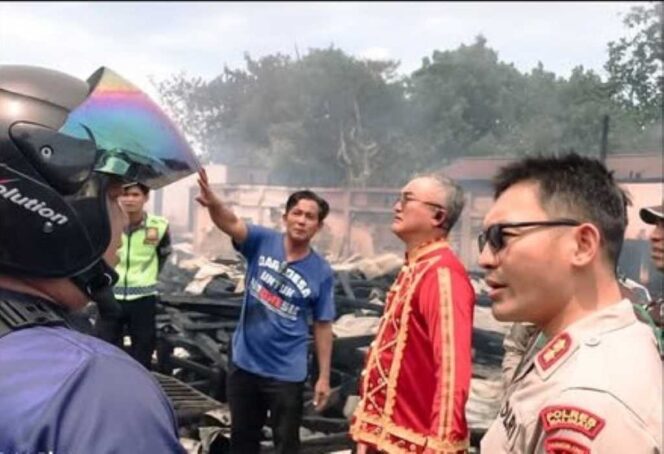 
 Kebakaran Lahap 12 Kios dan 3 Rumah di Pasar Pelangi Malinau,  Bupati Wempi Mendadak Tinggalkan Acara Irau dan Turun ke Lokasi
