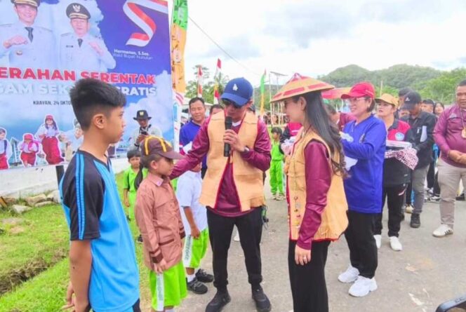 
 Dari Dataran Tinggi Krayan, Bupati Irwan Sabri Bagikan Seragam Sekolah Gratis Buat Siswa SD dan SMP