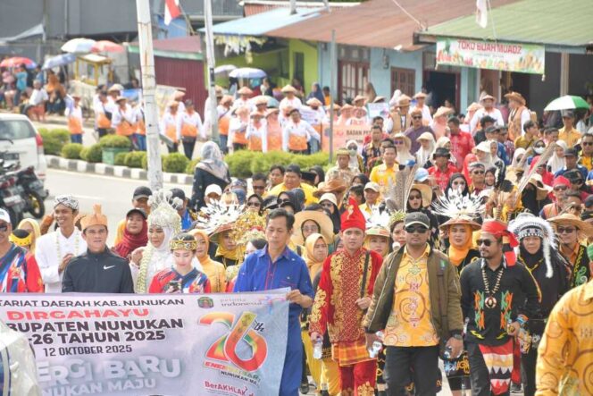 
 Meriah, Bupati Irwan Sabri Resmi Melepas Pawai Budaya HUT Kabupaten Nunukan ke-26