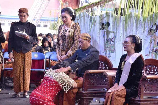 
 Paguyuban Pakuwaja Kabupaten Malinau Menampilkan Prosesi Adat Siraman, Salah Satu Tradisi Masyarakat Jawa yang Melambangkan Penyucian Diri Menjelang Pernikahan