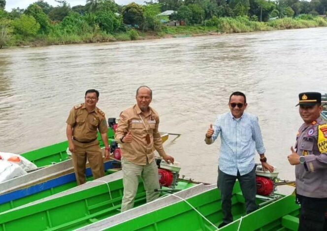 
 Pesan Wabup Hermanus Saat Serahkan Perahu Ketinting Kepada Kelompok Masyarakat