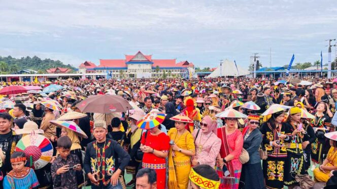 
 Ribuan Masyarakat Padati Panggung Kesenian Padan Liu Burung, Pesta Budaya Irau Malinau Resmi Dibuka