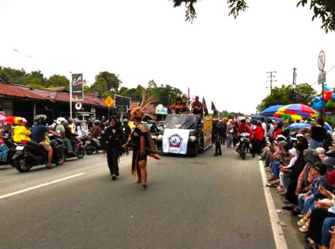 
 Ribuan Warga Tarakan Antusias Saksikan Pawai Budaya Iraw Tengkayu XIV, Walikota: Dorong Ekonomi dan Pelestarian Budaya