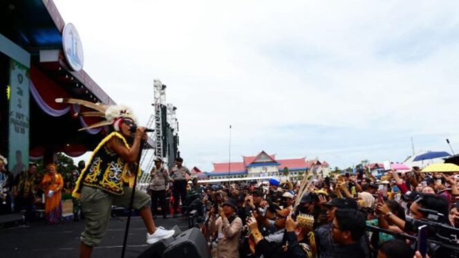 
 Slank Guncang Pembukaan Festival Budaya Irau Malinau 2025