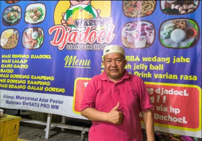 
 Tampil Happy, Sampai Tabola-bale! Warung Djadoel Raup Omzet Rp8 Juta Semalam