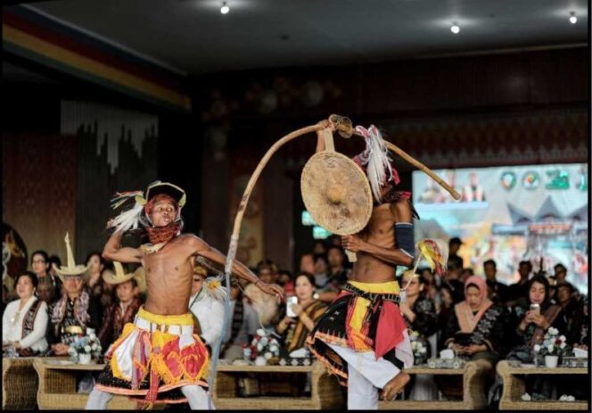 
 Tarian dan Atraksi Caci: Pesona Budaya NTT di IRAU 2025