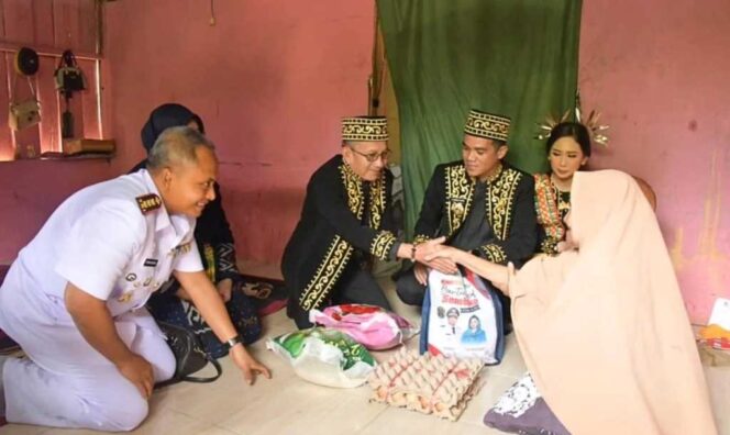 
 Hari Jadi Ke-26 Kabupaten Nunukan, Bupati Irwan Sabri Berikan Bantuan Permakanan Kepada Masyarakat Kurang Mampu