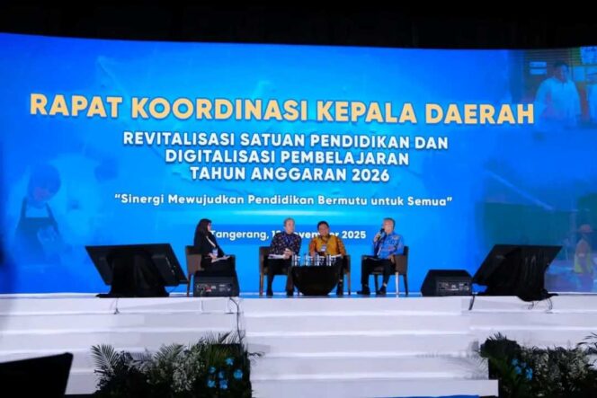 
 Bupati Malinau Wempi Mawa jadi Narasumber dan Tanda Tangani Komitmen Bersama dalam Rapat Koordinasi Kepala Daerah Tentang Revitalisasi Pendidikan dan Digitalisasi Pembelajaran