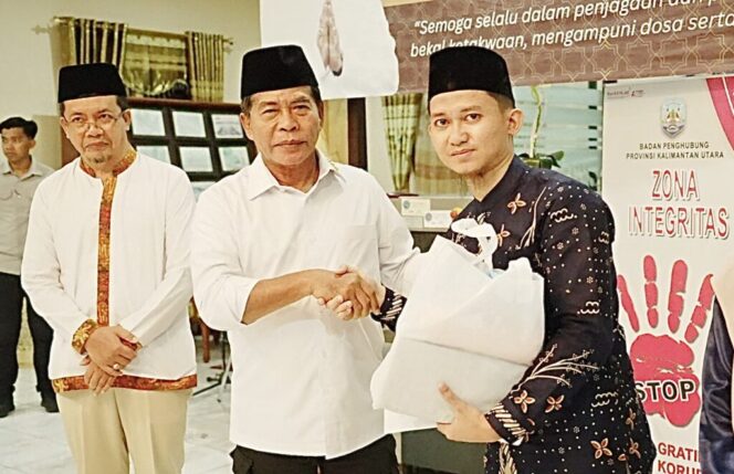 
 Lepas Jamaah Umrah Masyarakat Berprestasi Keagamaan, Gubernur Minta Jamaah Doakan Keberkahan untuk Kaltara