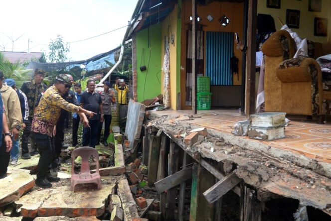 
 Tinjau Bencana Gempa di Tarakan, Gubernur Zainal Salurkan Bantuan ke Korban