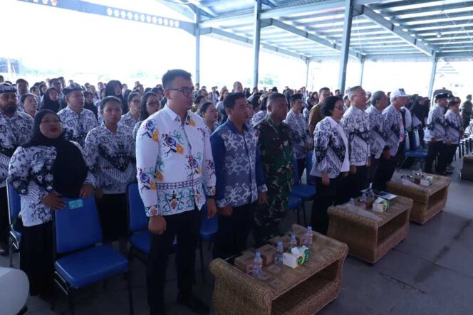 
 Bupati Malinau Wempi Mawa Resmi Buka Seminar Nasional Peringati Hut PGRI Ke-80 dan Hari Guru Nasional