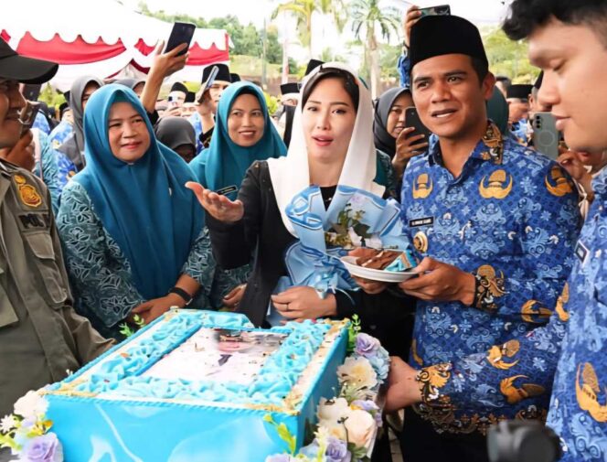 
 Bupati Nunukan Dapat Kejutan Ulang Tahun di Tengah Penyerahan SK PPPK Paruh Waktu
